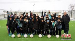 新疆“草根”足球教练20载为400余名少